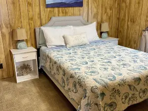 Swim, fish, have fun at the sandbar & cruise the lake! Sleeps 8!