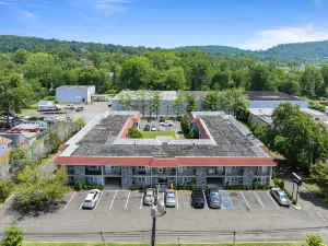 Spacious Suite with Private Porch and Fully Equipped Kitchen - Elegant Oasis