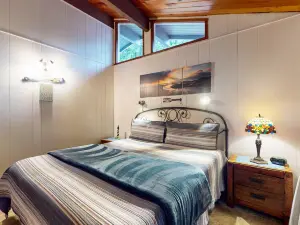 Cozy House with Ocean Views, Private Hot Tub & Beach Access Nearby