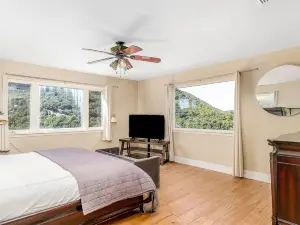 Luxe home with pool table, jetted tub, steam shower, central AC & garage