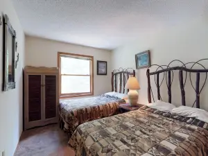 Mountain decor condo with forest views & easy snowboard access