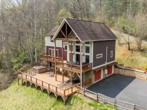 Silver Spoon by AvantStay Hot Tub Views Billiards Group Retreat