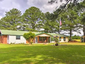 Quiet Clayton Home w/ Mountain Views 4 Mi to Lake!