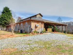 'ที่หลบภัยที่โล่ง' ของ Clarkesville บนฟาร์ม 38 เอเคอร์!