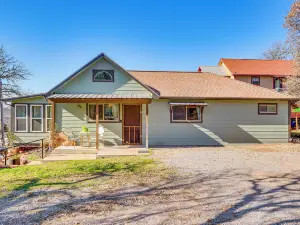 1/2 Mi to Lake Lawtonka: Mtn-view Haven!