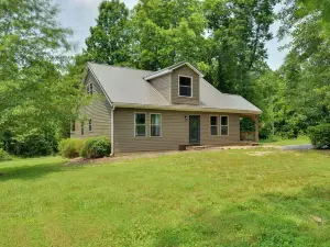 Wine Country Cottage w/ Fire Pit in Olin!