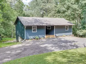 Howard Retreat w/ Deck + Fire Pit, 1 Mi to Lake!