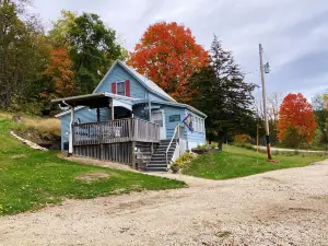 Trout Cove Cabin - Fish, Hike & Relax all in one setting just North of Decorah