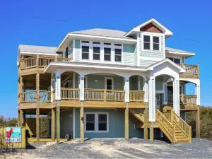 Magnificent 6 Br, Sleeps 18, Ocean Views, Pool, Hot-Tub, Close Walk to the Beach