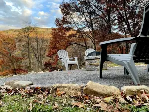 Cozy Tiny Cabin with Hot Tub, 3 Minutes to Seneca Rocks Park Entrance
