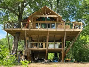 Treehouse overlooking Oklahoma Scenic Waterway Flintcreek.