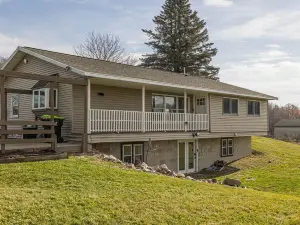 Farmhouse-hot tub, king beds, pet friendly, skiing, ORVing, hunting & golfing.
