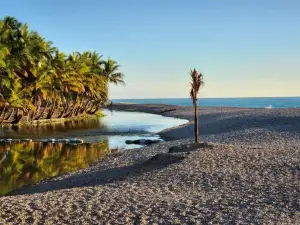 Beachfront Apartment, Quiet 4 Beds, 1 Bath, AC, Wi-Fi, Hot Water, in Paraiso Near Los Patos