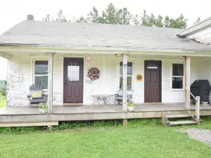 "Just an Old Farm House" is a comfortable and cozy country house.