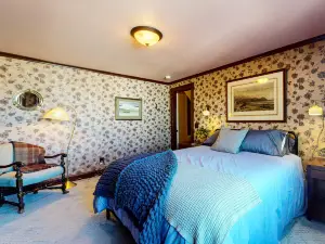 Belfast Victorian House Unit - Charming 5BR Retreat for 10 - Historic Neighborhood