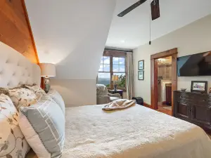 Expansive Views and Cozy Fireplace - Luxurious Escape