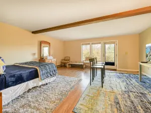 Ski-in/ski-out townhome overlooking Deep Creek Lake with balcony