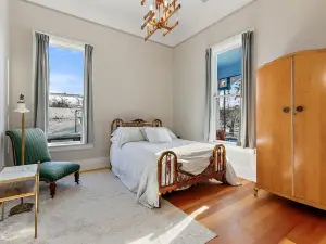 Barclay Klum House by WanderLodges