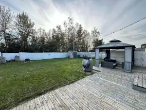 5 Bedrooms, 2 Kitchens, Free Parking, Newly Renovated