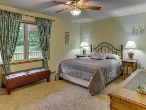 2 Mi to Woodbury Wildlife Area Cozy Farmhouse!
