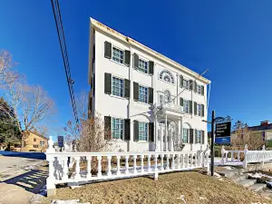 Historic Landmark W/ Museum Tour 3 Bedroom Home