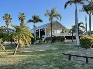 Albert Park Motor Inn-King Beds-Pool-Shaded Parking