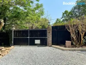 Angazi Guesthouse Unit 2 - Upmarket One Bedroom Apartment with Pool