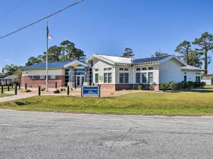 Cozy Currituck Home w/ Fire Pit Near Ferry!