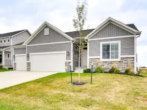 Family-Friendly Home 17 Mi to des Moines!