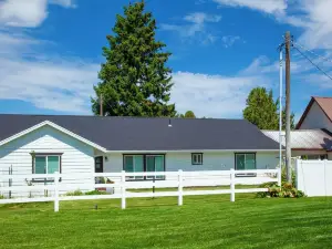 Cozy + Chic Abode ~ 11 Mi to Bloomington Lake