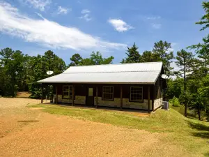 Private Hideaway, Hot tub, close to Beavers Bend State Park, Broken Bow Lake.