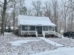Cabin in the woods, 3 miles from Bruton Branch Recreational Area on TN River