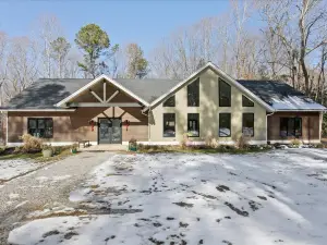 5-Acre Getaway close to HistoricTriangle
