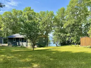 Cabin on Gorgeous Lake Ida, Near the Carlos Creek Winery!