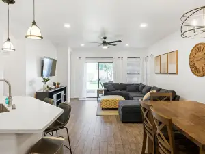 4 Bed with Community Pool, Game Room, Minutes to Bell Bank Park!