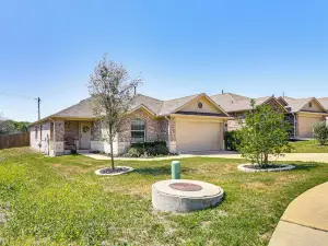 Shop, Dine & Unwind: Pet-friendly Home in Austin!