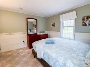 Cozy Cabin with Modern Amenities and Scenic Vibes - Spacious Retreat