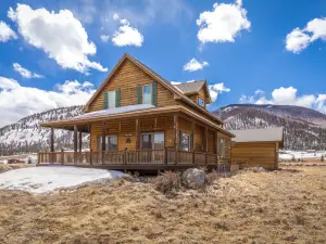 Spectacular Mountain Views and Cozy Deck - Charming Cabin Retreat