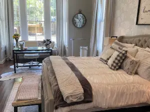 Historic 1800’s  estate with 4 bedrooms and WiFi, AC in delightful Columbus