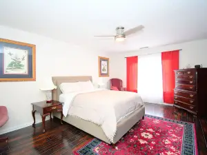 Cozy home with relaxing backyard