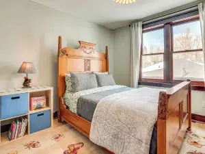 Close to Lake Superior: Walkable Washburn Charmer!