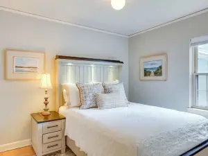 Walkable Thiensville Retreat Near Hiking!