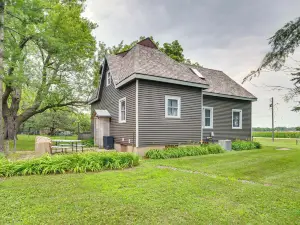 Charming Eagle Grove Farmhouse w/ Patio!