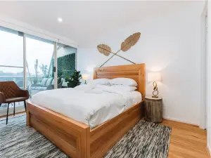 Lakeside 3-Bed Apartment with Jacuzzi