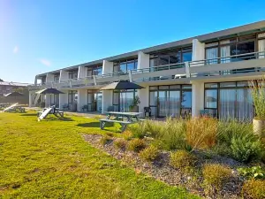 Whispering Sands Beachfront Motel