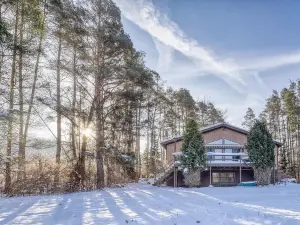 Howe Hill Retreat 4 Bedroom Home by RedAwning