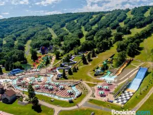 Pocono Mountain Home , Hot Tub- 1 Mile to Skiing!