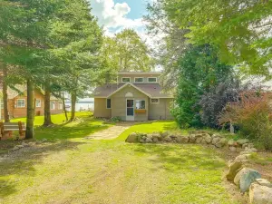 Kalkaska Retreat Private Hot Tub, Dock, Fireplace