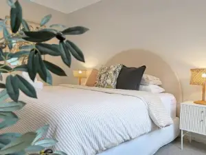 Madeley Family Getaway- Sleeping 8, Central, Aircon, Close to Shops, Beach, Parks, Spacious