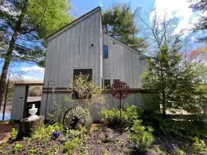 PRIVATE PENINSULA 2ac surrounded by water min from hiking skiing theater music